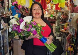 Nayeli Bustamante en su negocio Flor de Oaxaca. Cortesía de Nayeli Bustamante.