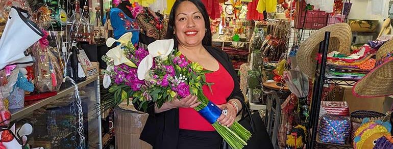 Nayeli Bustamante en su negocio Flor de Oaxaca. Cortesía de Nayeli Bustamante.