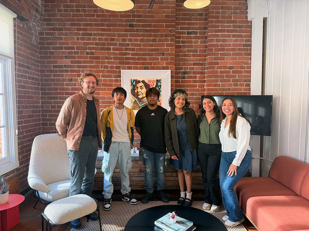 MEDA Youth Programs staff, JOC students at Mithun, one of the firms participating in Jóvenes Adelante. 